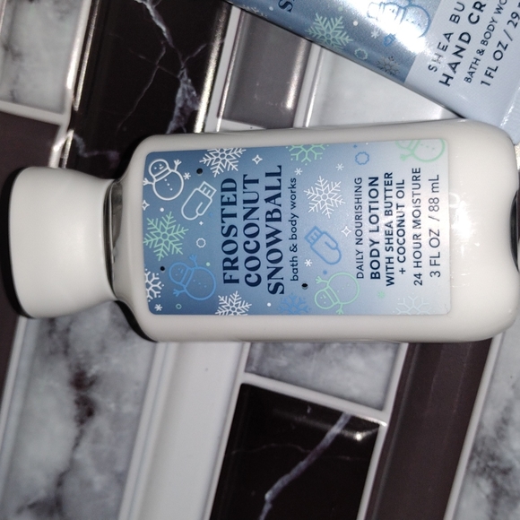 Bath & Body Works Frosted Coconut Snowball Body Lotion Mini & Hand Cream NWT - Picture 2 of 5